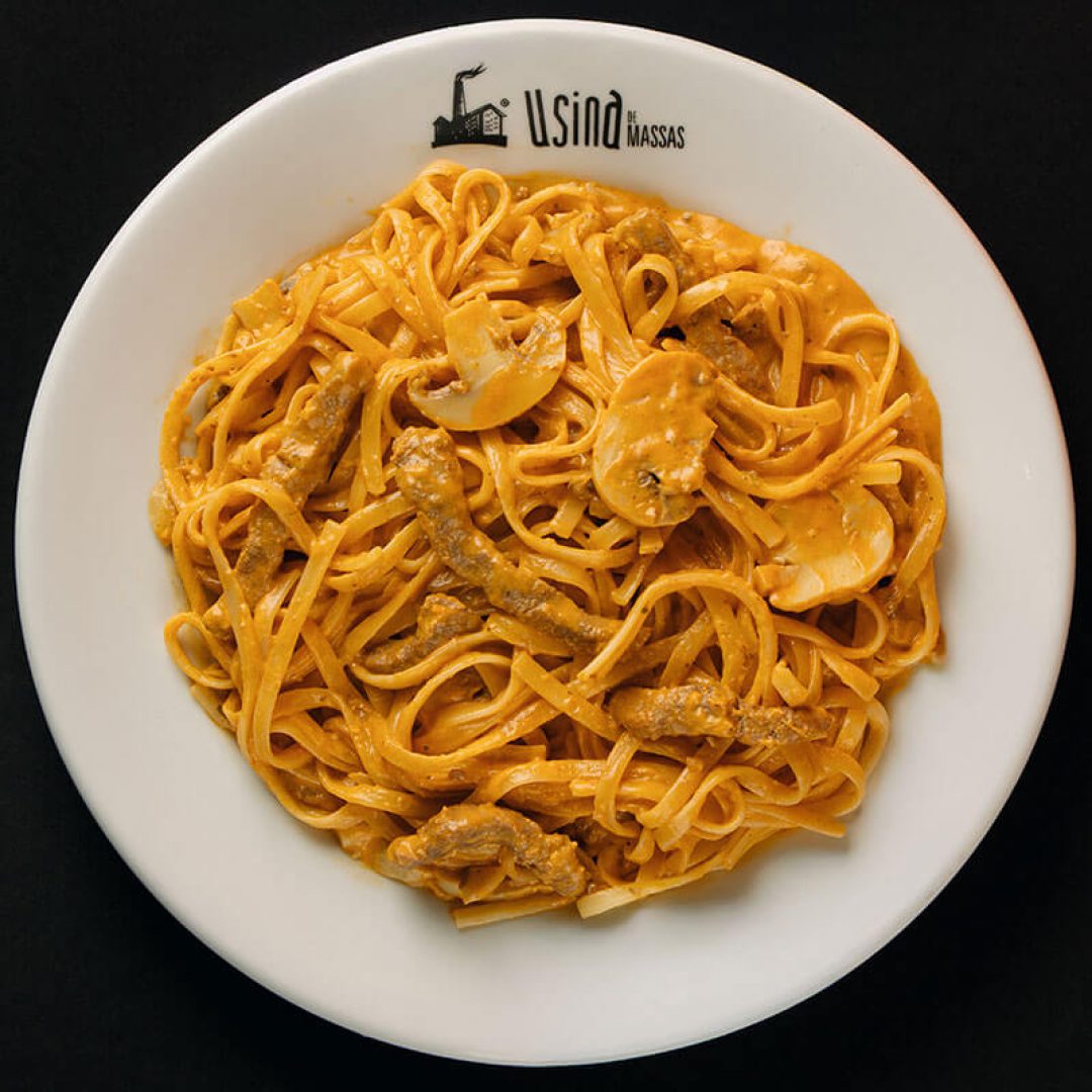 Strogonoff-com-iscas-de-carne-cardápio